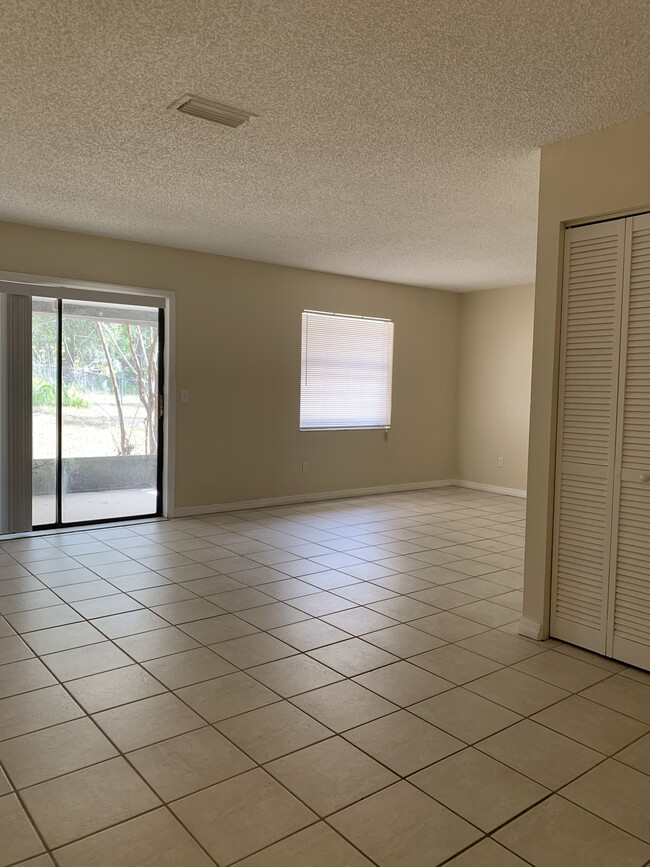 Building Photo - 2/2 half duplex in DeLand with 1 car garag...