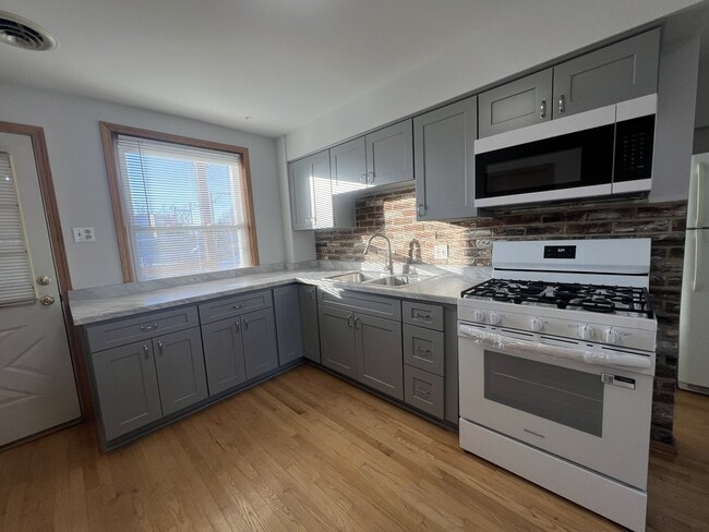 Foto del edificio - 4008 N Leclaire Ave