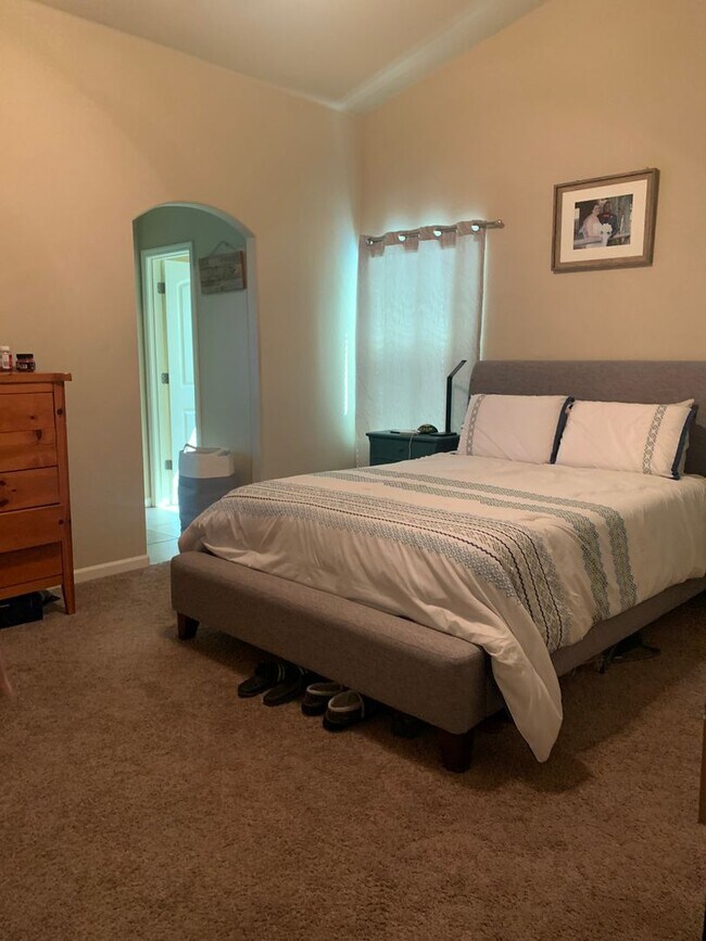 Building Photo - 4 Bedroom 2 Bath available September 1st