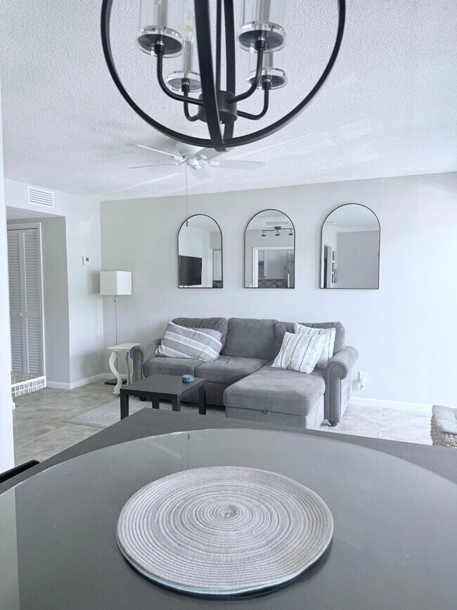 Abundante iluminación natural, ventiladores de techo en cada habitación. - 5505 N Ocean Blvd