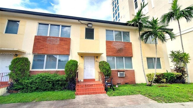 Building Photo - 215 Zamora Ave