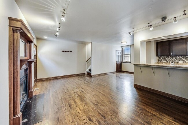 Building Photo - 1415 W Barry Ave