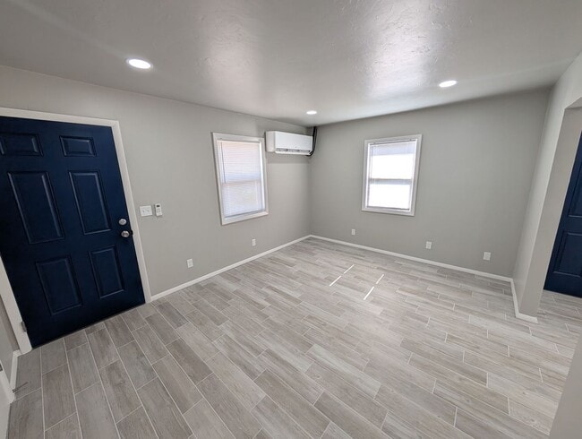 Building Photo - Remodeled luxury 1 bedroom, 1 bath house i...