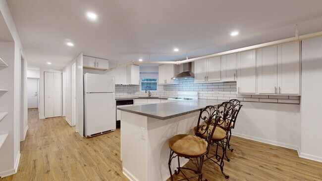 Foto del edificio - 8912 Ewing Ave