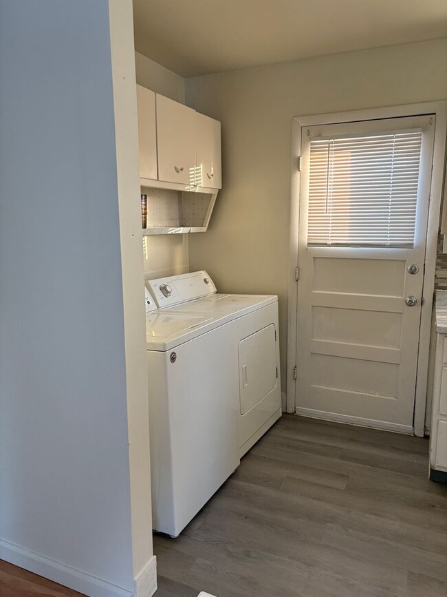 Building Photo - Charming 2-Bedroom Oasis with Spacious Front Yard!