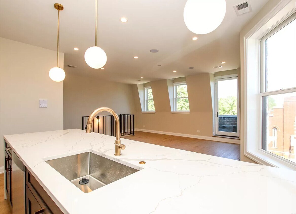 Foto principal - 1225 W Addison St