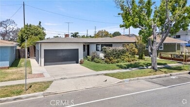 Building Photo - 923 W Maple Ave