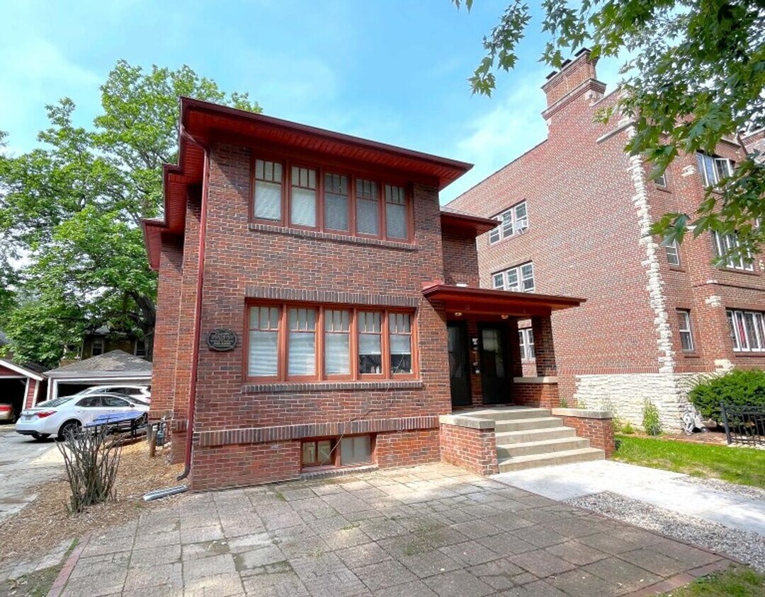 Foto principal - 110-112 N Breese Terrace