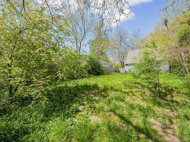 Building Photo - Welcome to this beautiful 3 bedroom, 1 bat...