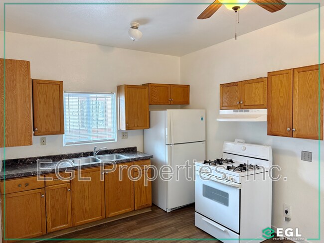 Building Photo - 705 W 47th St