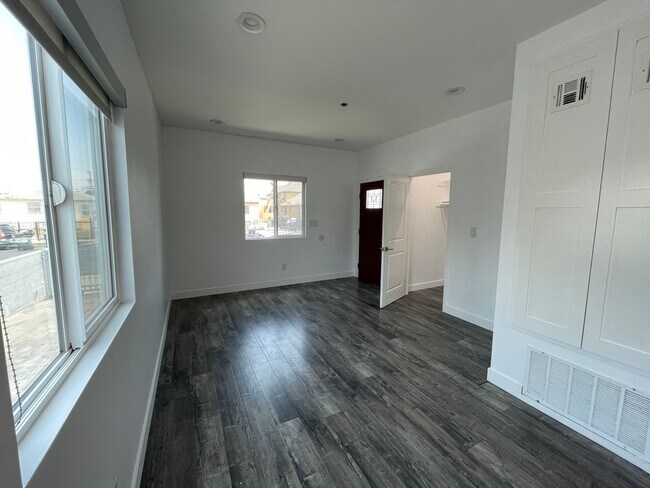 Building Photo - 626 W 76th St