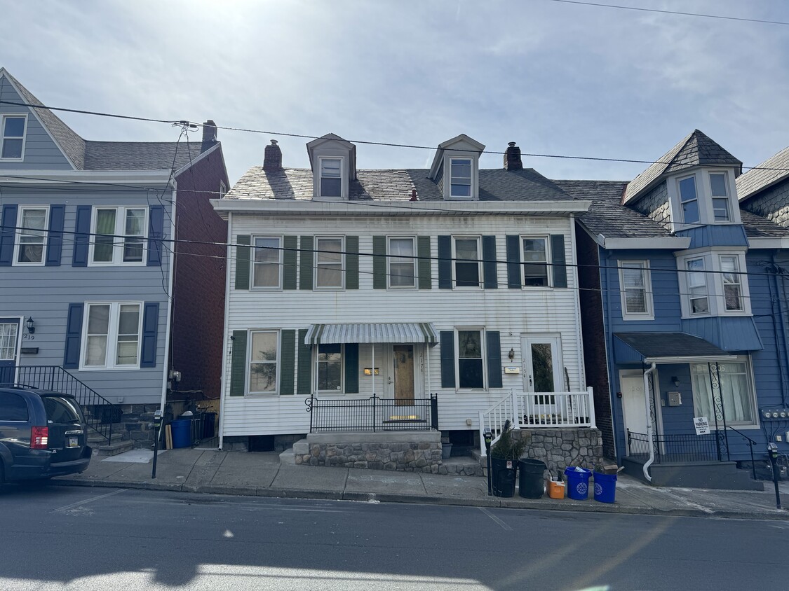 Primary Photo - 217 S 7th St
