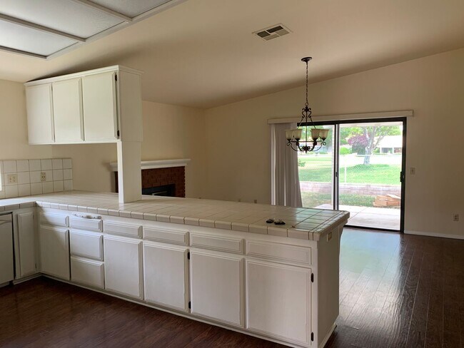 Foto del edificio - Just reduced! Well cared for home on the g...