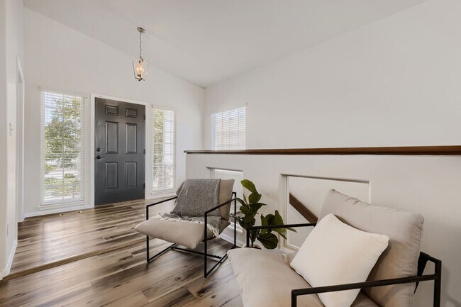 Foto del edificio - 9506 Hollydale Ct