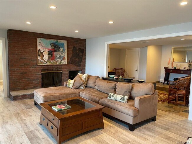 Foto del edificio - 53 Woods Rd