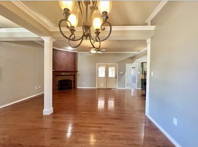 Building Photo - Beautiful 3/2/2 in Milwaukee Ridge