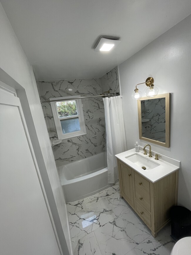 Building Photo - 313 S 22nd Ave