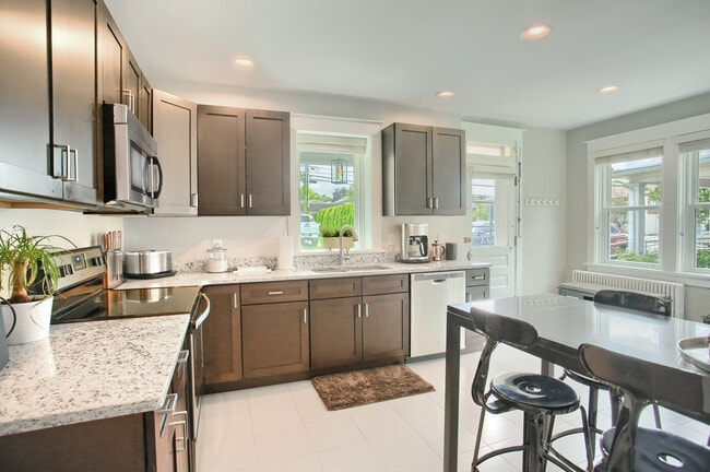 Building Photo - 144 W Chocolate Ave