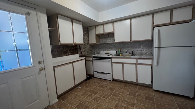 Building Photo - 49 Latourette Ln