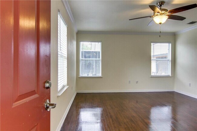 Foto del edificio - 1713 Cullen Ave