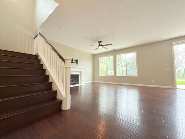 Foto del edificio - Spacious 4-Bedroom Home in Private Sylmar ...