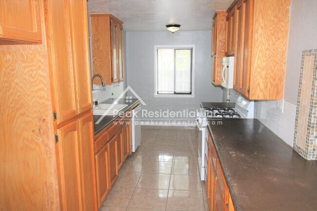 Foto del edificio - Fruitridge Manor 3bd/1ba House with Garage