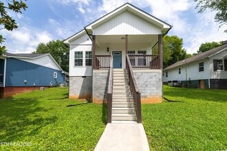 Building Photo - 619 Midlake Dr NE