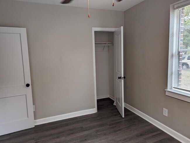 Building Photo - 513 Saluda Ave