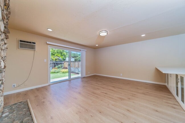 Building Photo - 877 Miller Ave