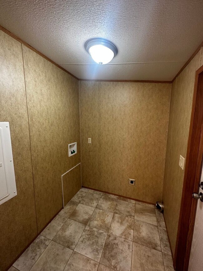 Building Photo - Welcome to Ranchland Acres!!!