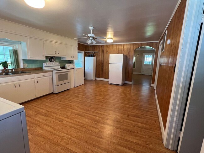 Building Photo - 3 bedroom, 1 bath House