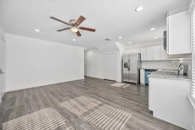 Foto del edificio - 7811 Laura Koppe Rd