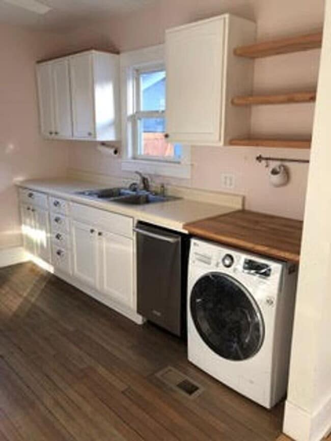 Foto del edificio - Charming 2 Bed, 1 Bath Bungalow in Old Tow...