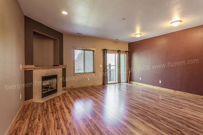 Building Photo - Beautiful Townhome in a Great Location!