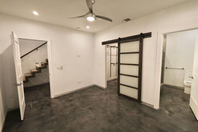 Building Photo - 902 Montana St