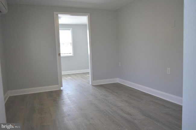 Building Photo - 118 E Maple Ave