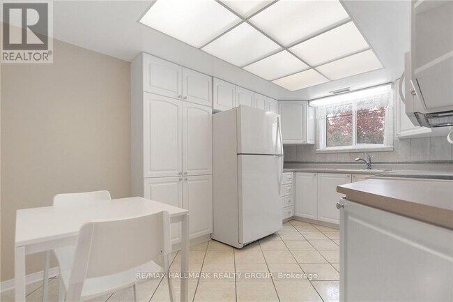Building Photo - 1705 Playfair Dr