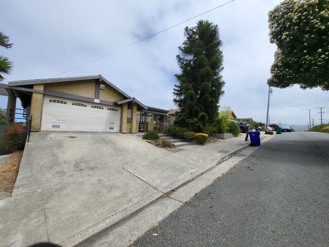 Building Photo - 5215 Bayview Ave