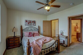 1 BD Grant Bedroom - Iron Gate