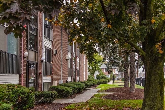 Building Photo - 172 River St