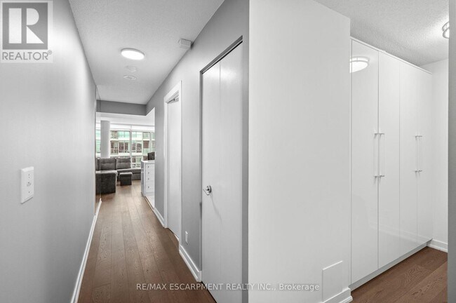 Photo du bâtiment - 1808-381-2381 Front St W