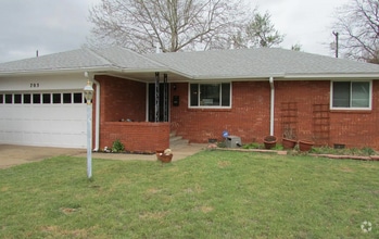 Building Photo - 705 E Carroll Ln