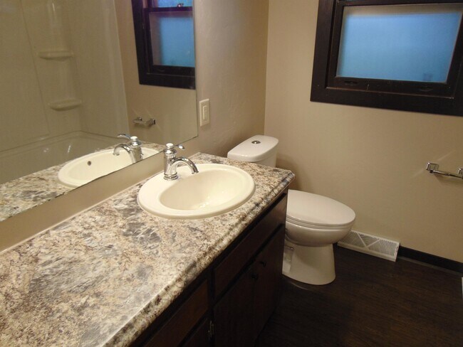 Foto del edificio - 1635-1639 Bond Ct