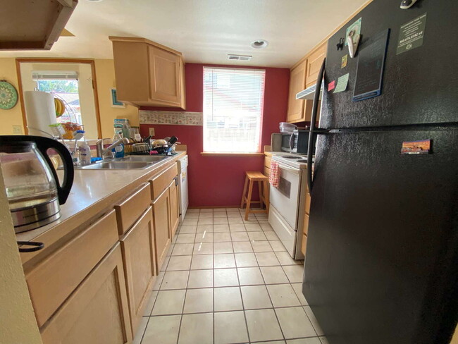 Foto del edificio - Spacious 3-Bedroom Duplex-Home in Roosevel...