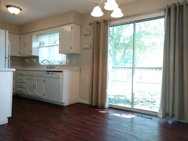 Building Photo - Charming 4 Bed / 1 Bath Ranch – Now Available!