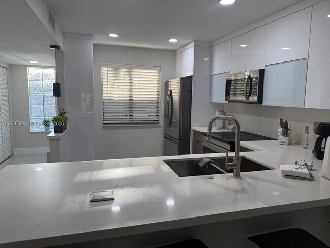 Foto del edificio - 436 Lakeview Dr