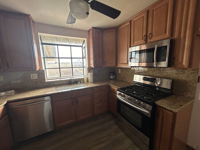 Building Photo - Horse Property in Golden Hills