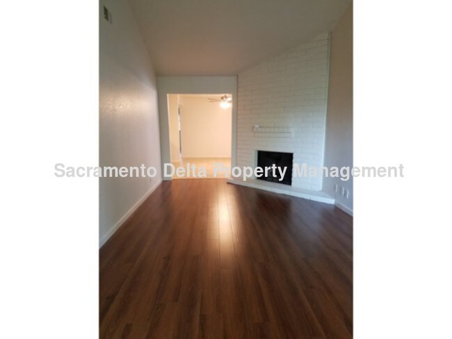 Building Photo - Beauitful Renovated 2 Bedroom Duplex