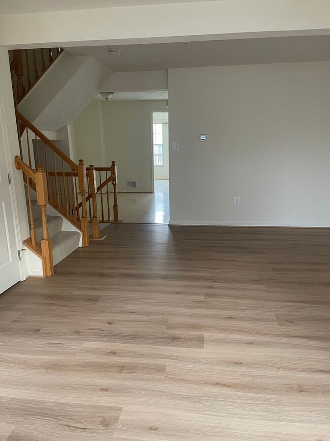 Building Photo - END UNIT TOWNHOUSE CLOSE TO WESTVIEW, 270 ...