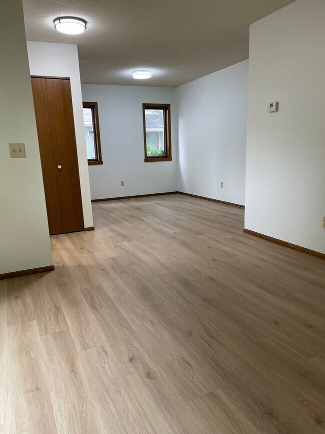 Foto del edificio - 2 br, 1 bath House - 2463 Elliot Ave